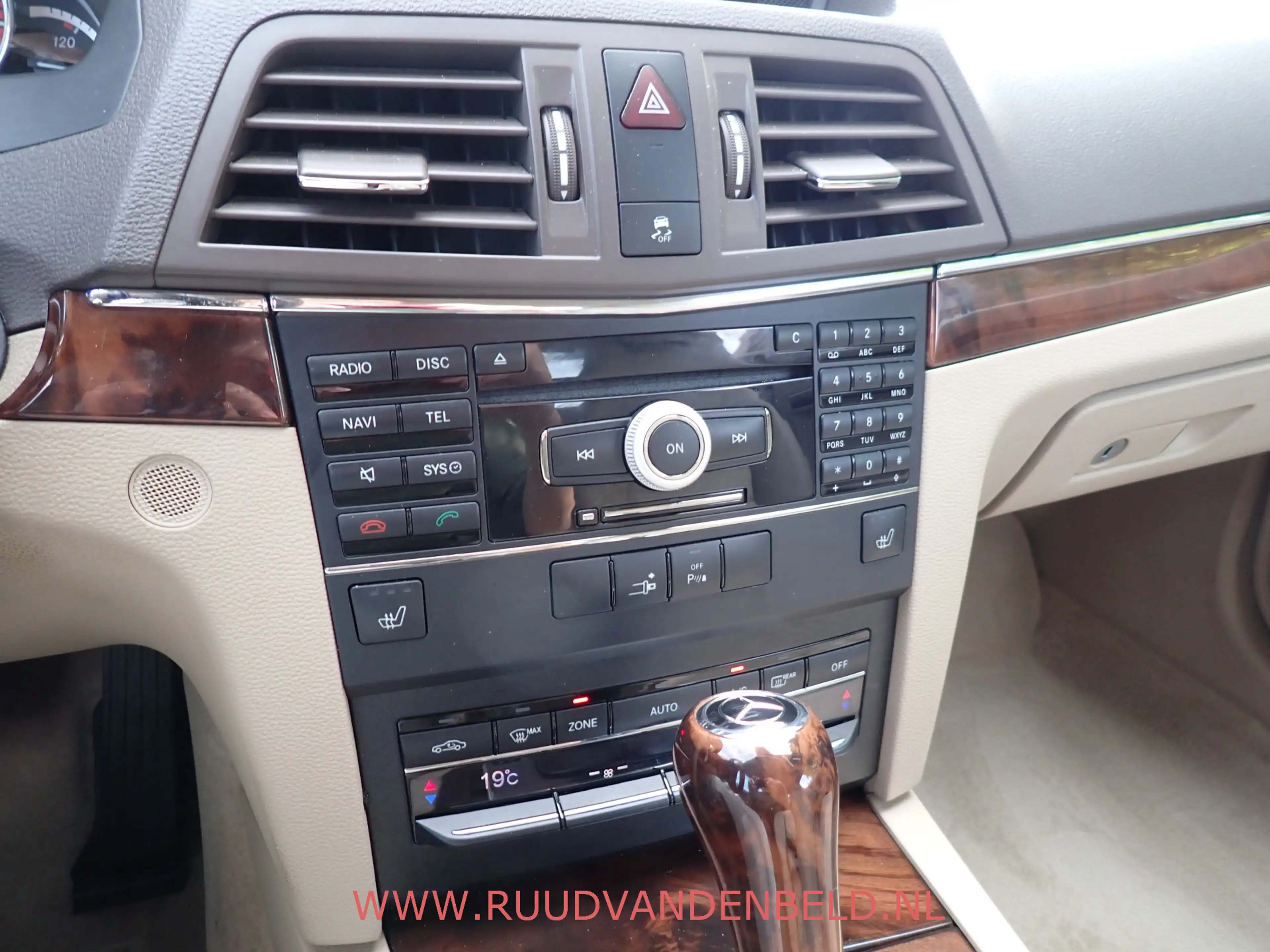 Mercedes-Benz E 250 Coupé CGI Elegance / MEMORY / LEDER / CRUISE / BLU — photo 25
