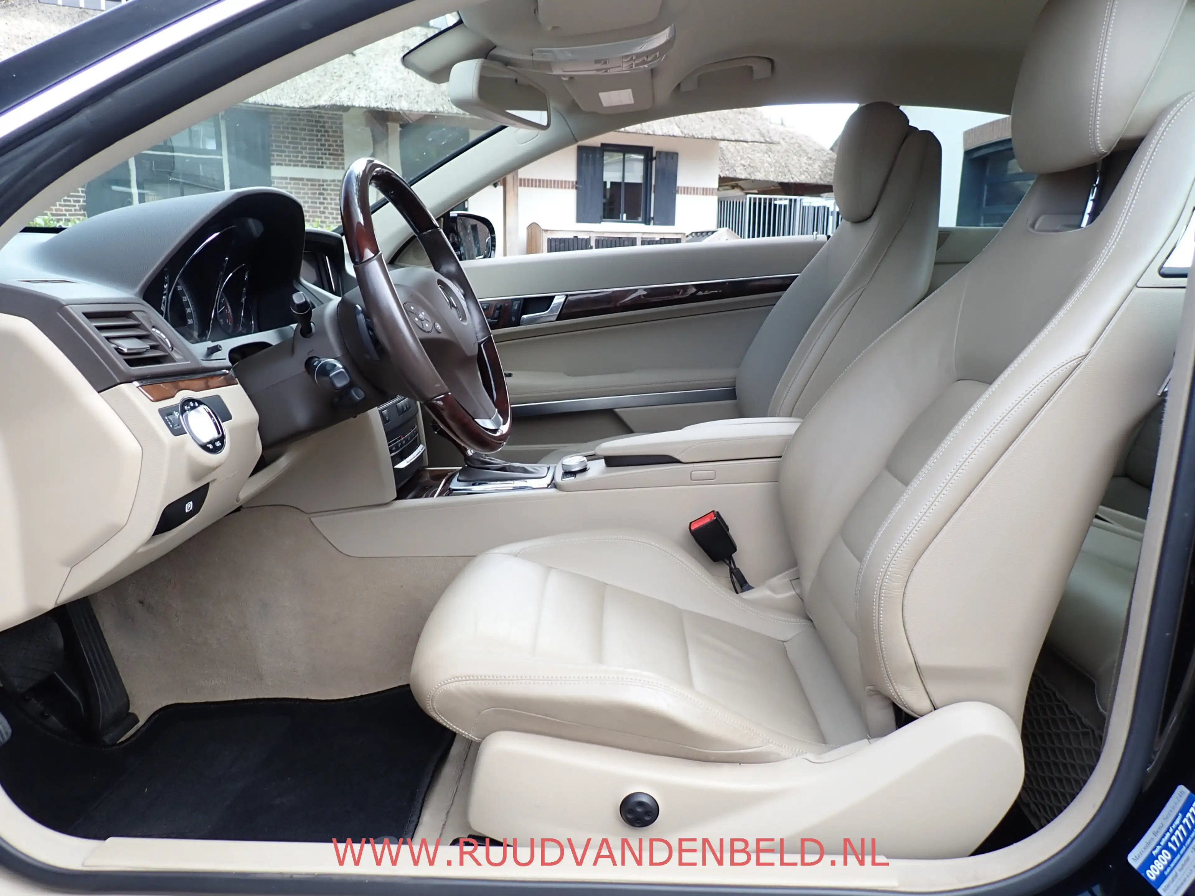 Mercedes-Benz E 250 Coupé CGI Elegance / MEMORY / LEDER / CRUISE / BLU — photo 10