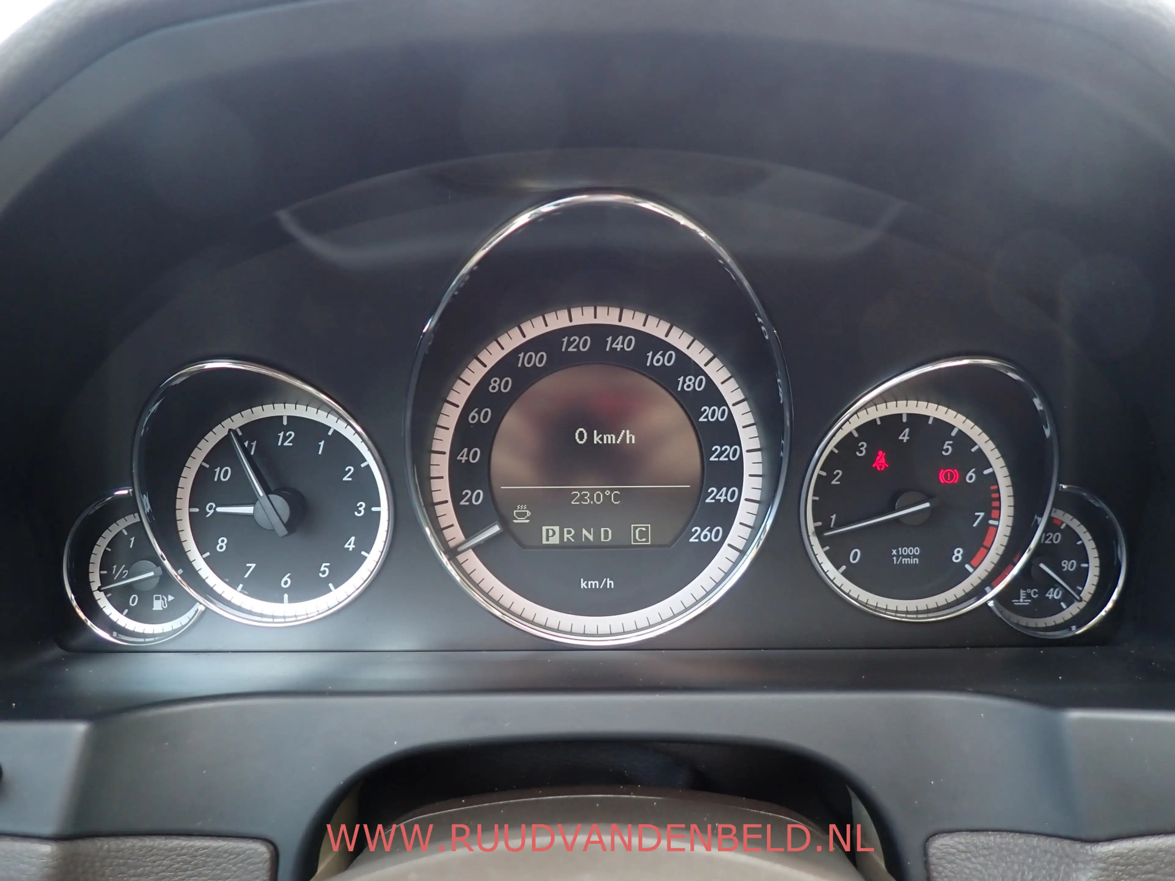 Mercedes-Benz E 250 Coupé CGI Elegance / MEMORY / LEDER / CRUISE / BLU — photo 15