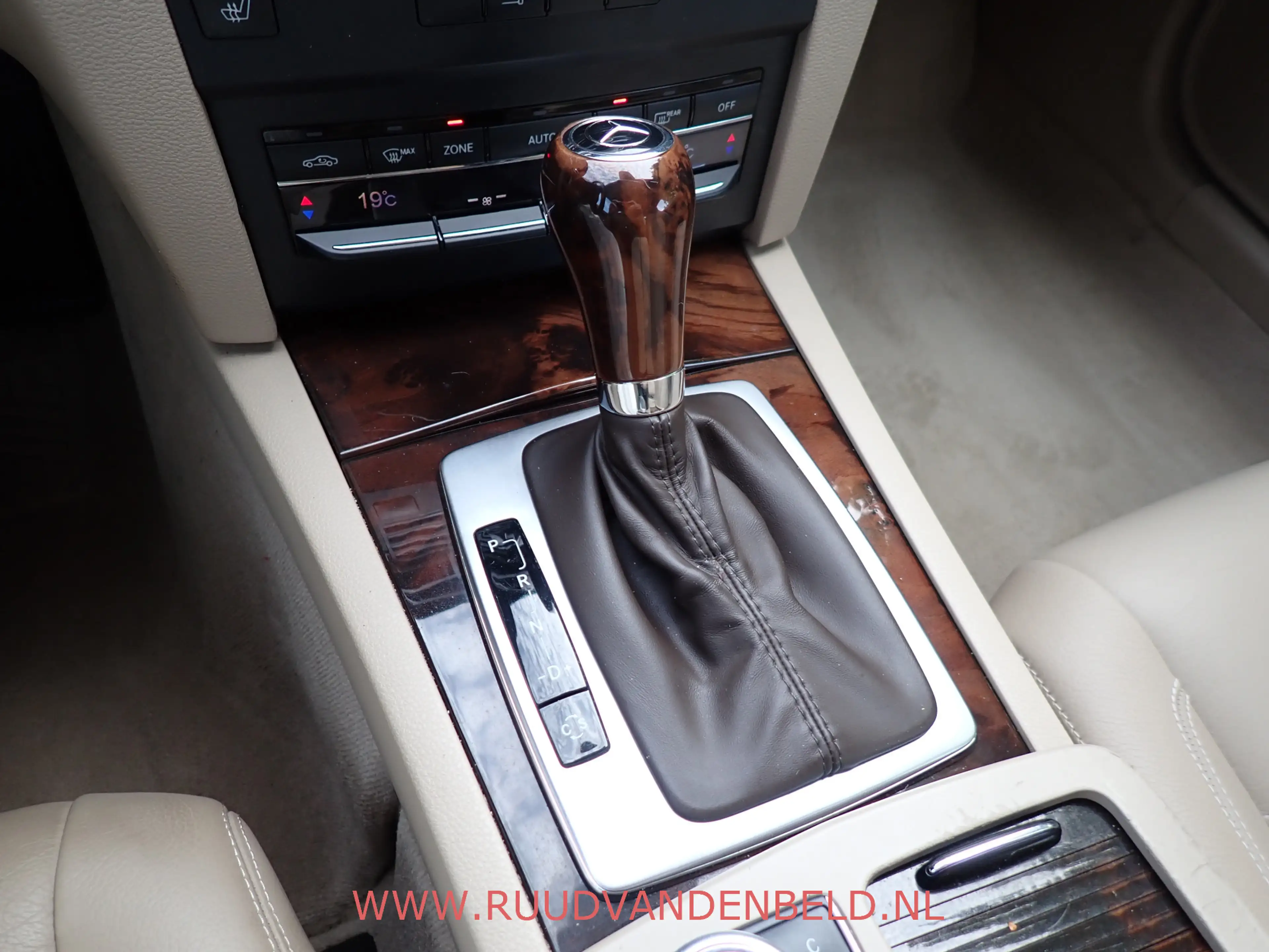 Mercedes-Benz E 250 Coupé CGI Elegance / MEMORY / LEDER / CRUISE / BLU — photo 26