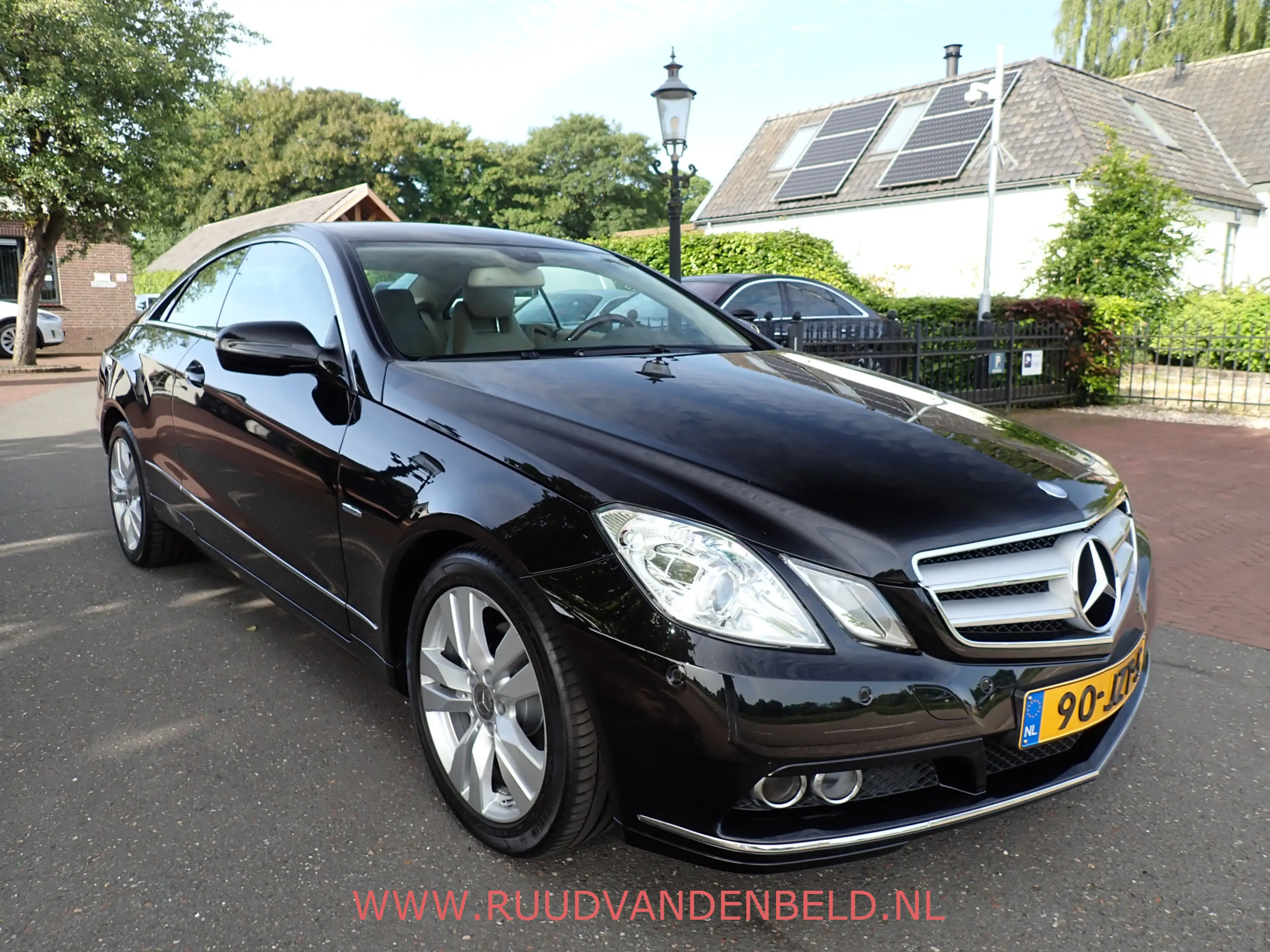 Mercedes-Benz E 250 Coupé CGI Elegance / MEMORY / LEDER / CRUISE / BLU — photo 3
