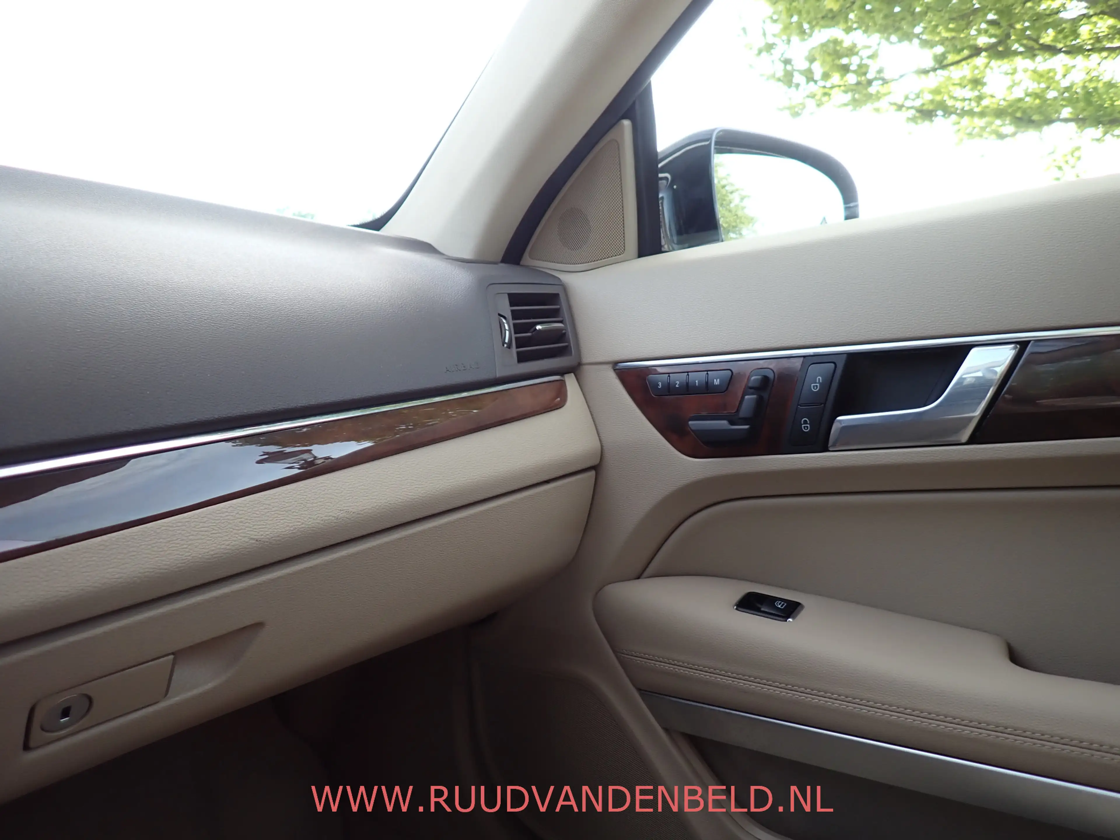Mercedes-Benz E 250 Coupé CGI Elegance / MEMORY / LEDER / CRUISE / BLU — photo 28