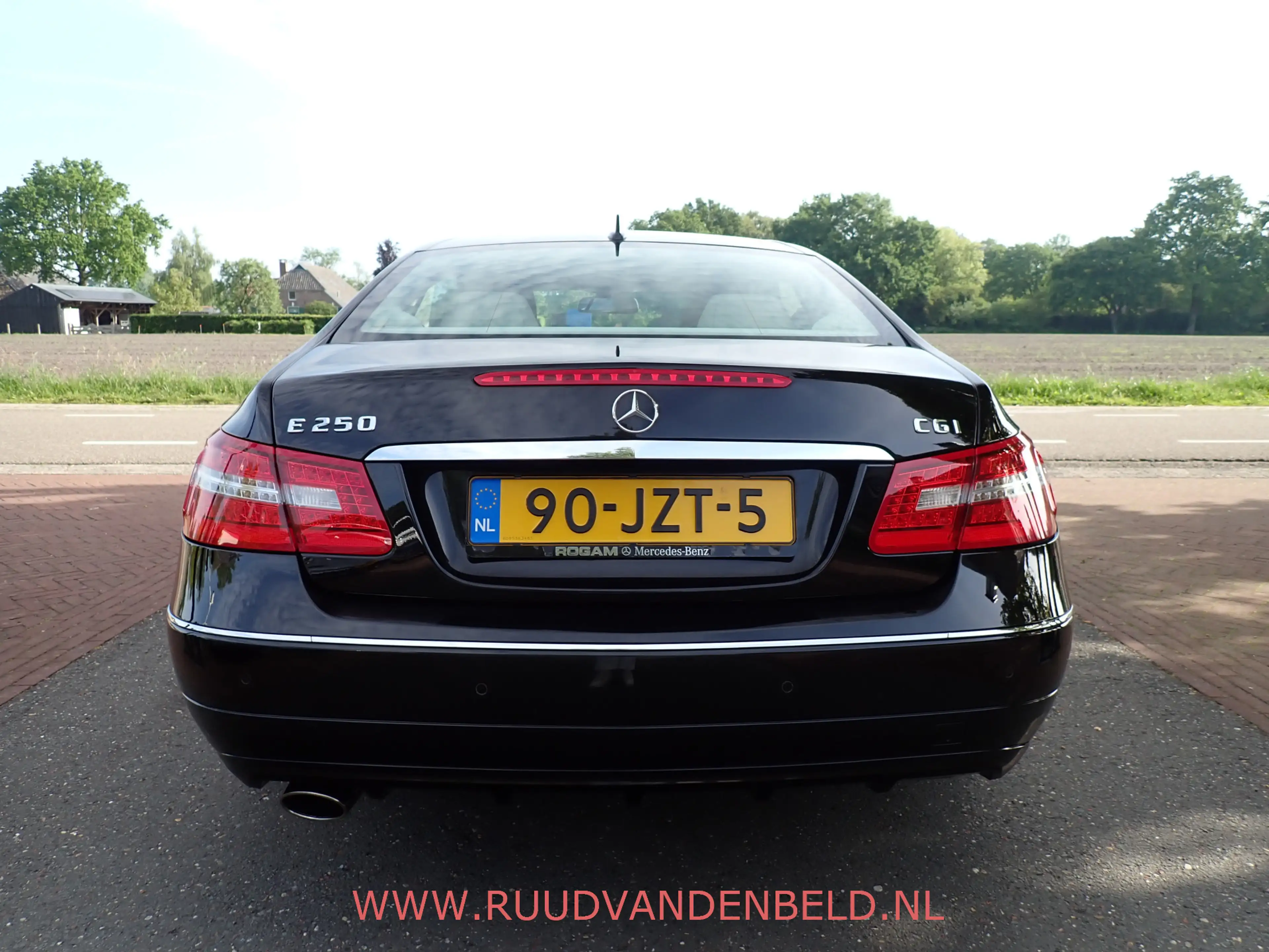 Mercedes-Benz E 250 Coupé CGI Elegance / MEMORY / LEDER / CRUISE / BLU — photo 30
