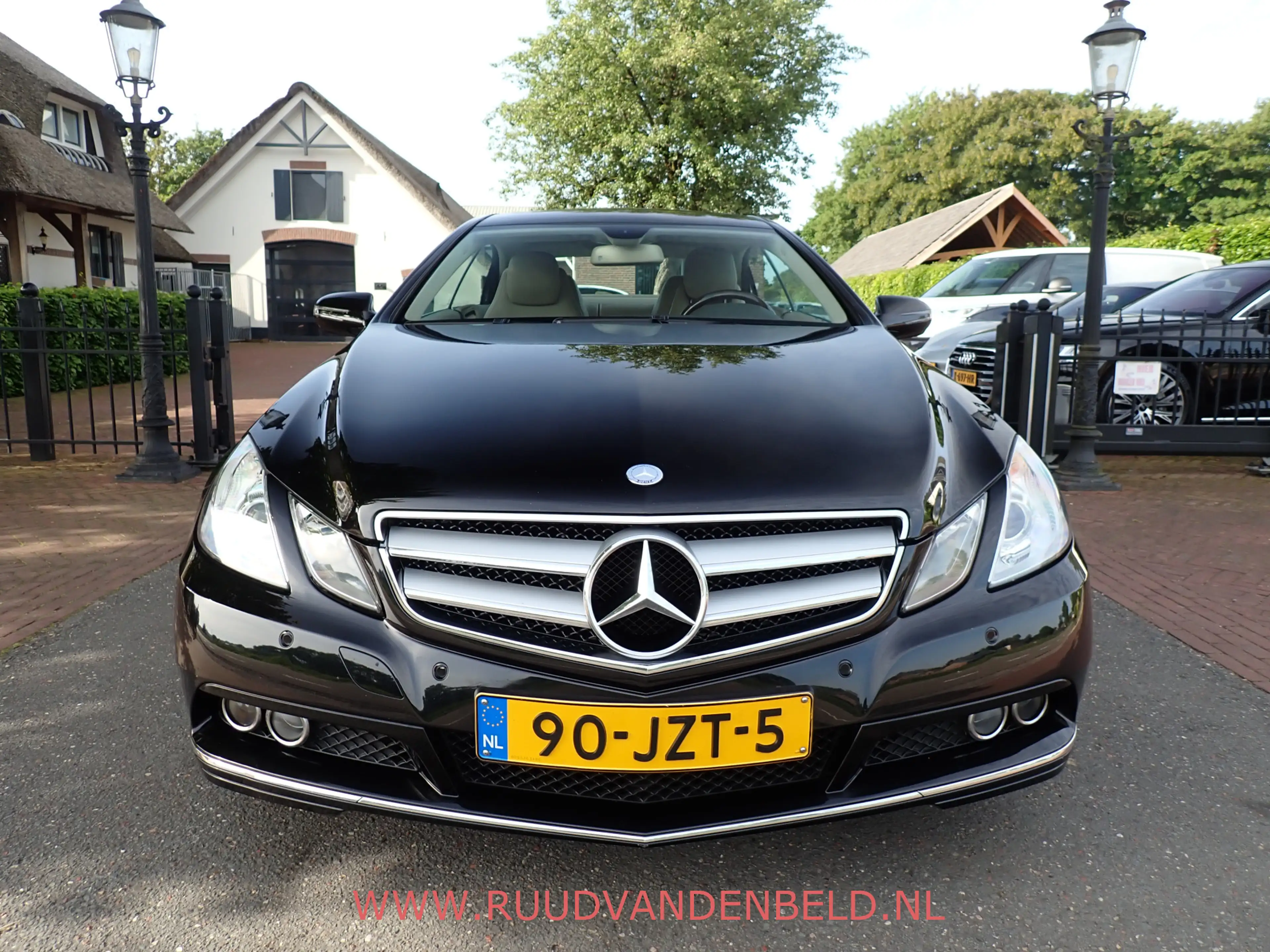 Mercedes-Benz E 250 Coupé CGI Elegance / MEMORY / LEDER / CRUISE / BLU — photo 2