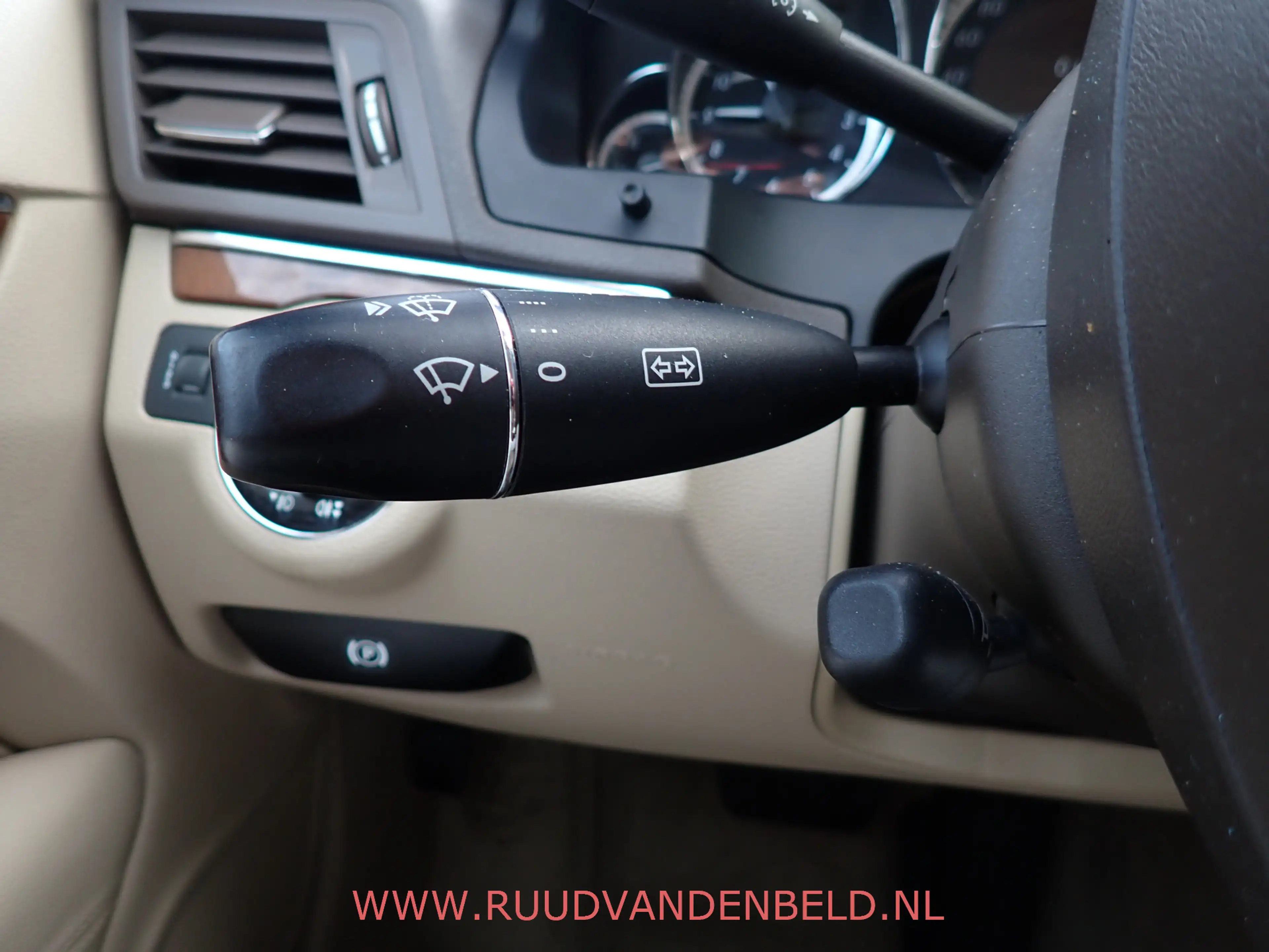 Mercedes-Benz E 250 Coupé CGI Elegance / MEMORY / LEDER / CRUISE / BLU — photo 16