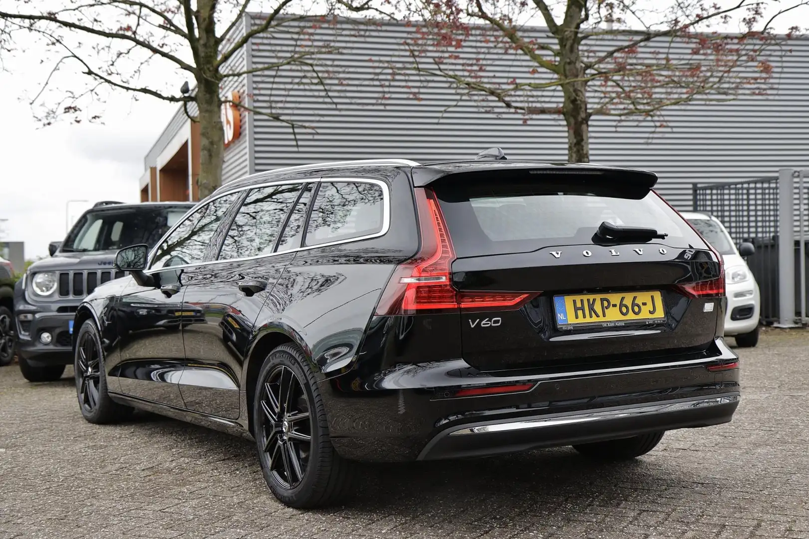 Volvo V60 2.0 T6 Plug-in hybrid AWD Core Vol Leder Zwart - 2