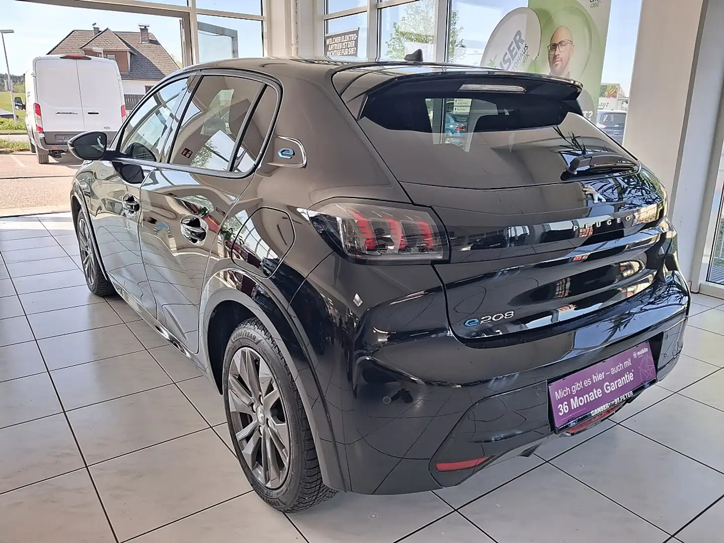 Peugeot e-208 50kWh Allure Pack Schwarz - 2