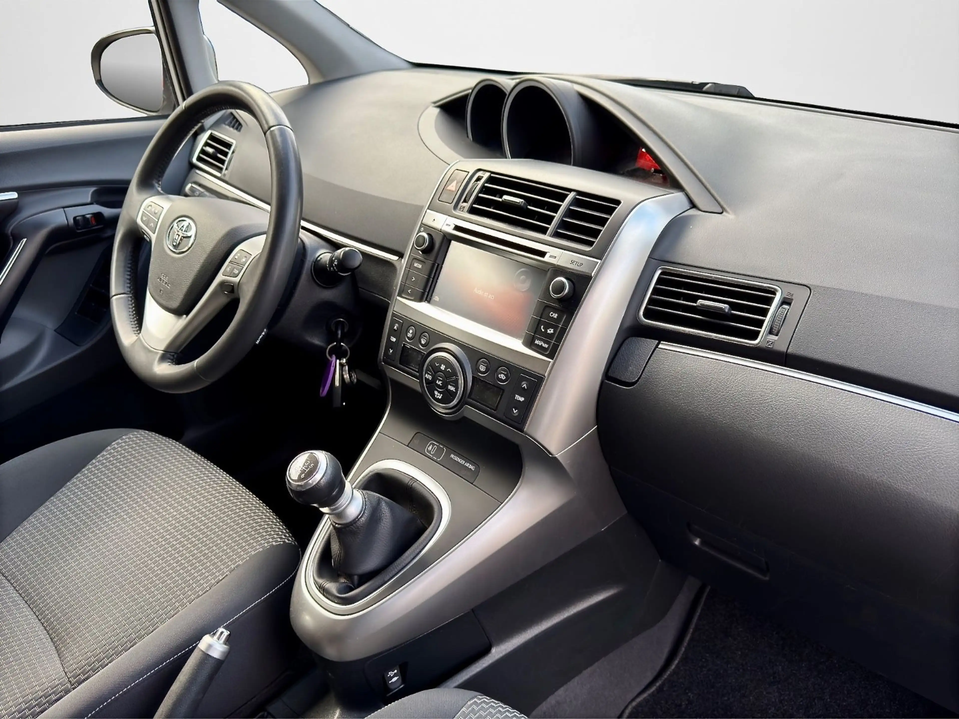 Toyota Verso 1.6 l*6 GANG*PANORAMA*NAVI*KAMERA*AHK* — photo 13
