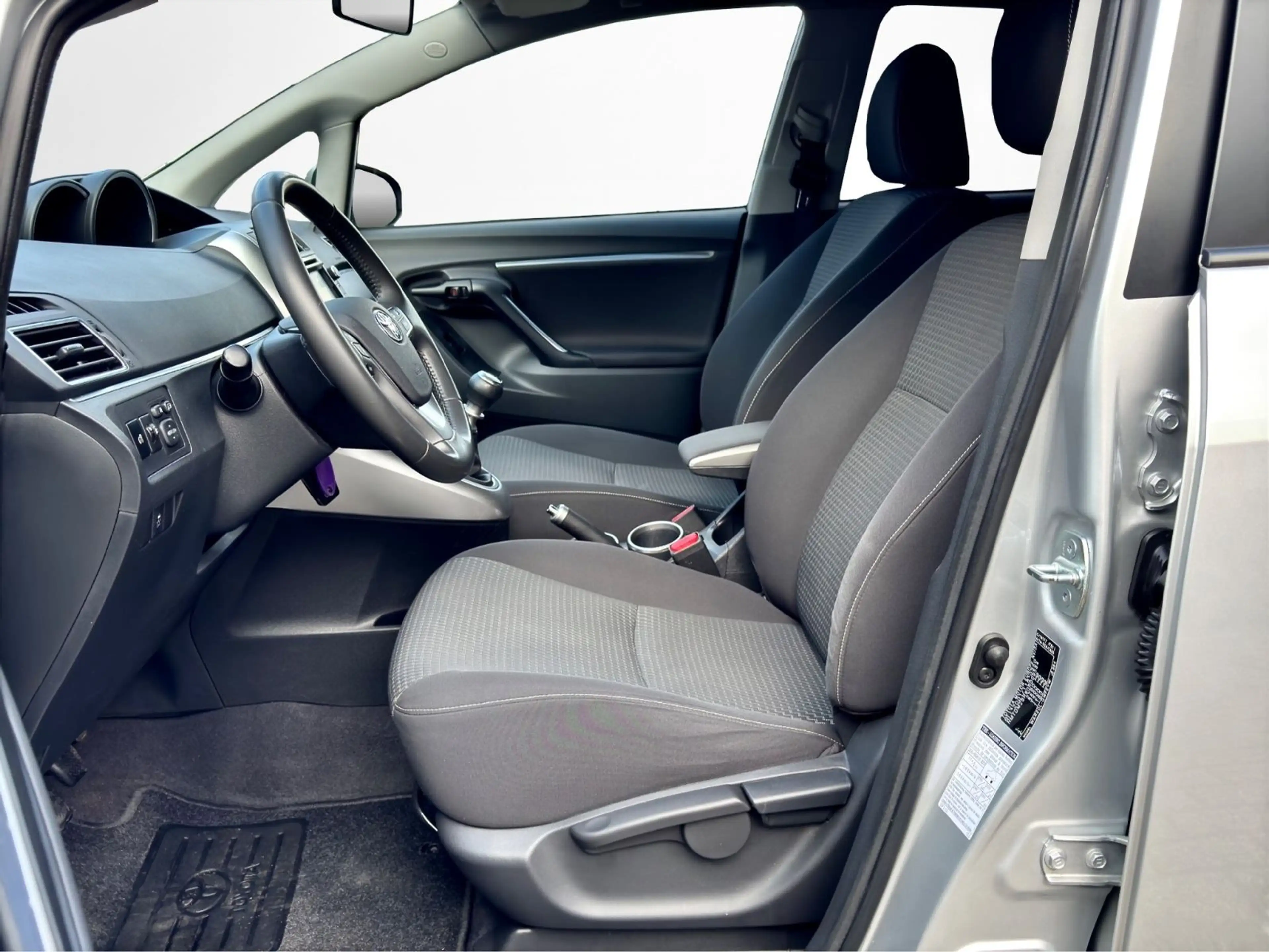 Toyota Verso 1.6 l*6 GANG*PANORAMA*NAVI*KAMERA*AHK* — photo 10
