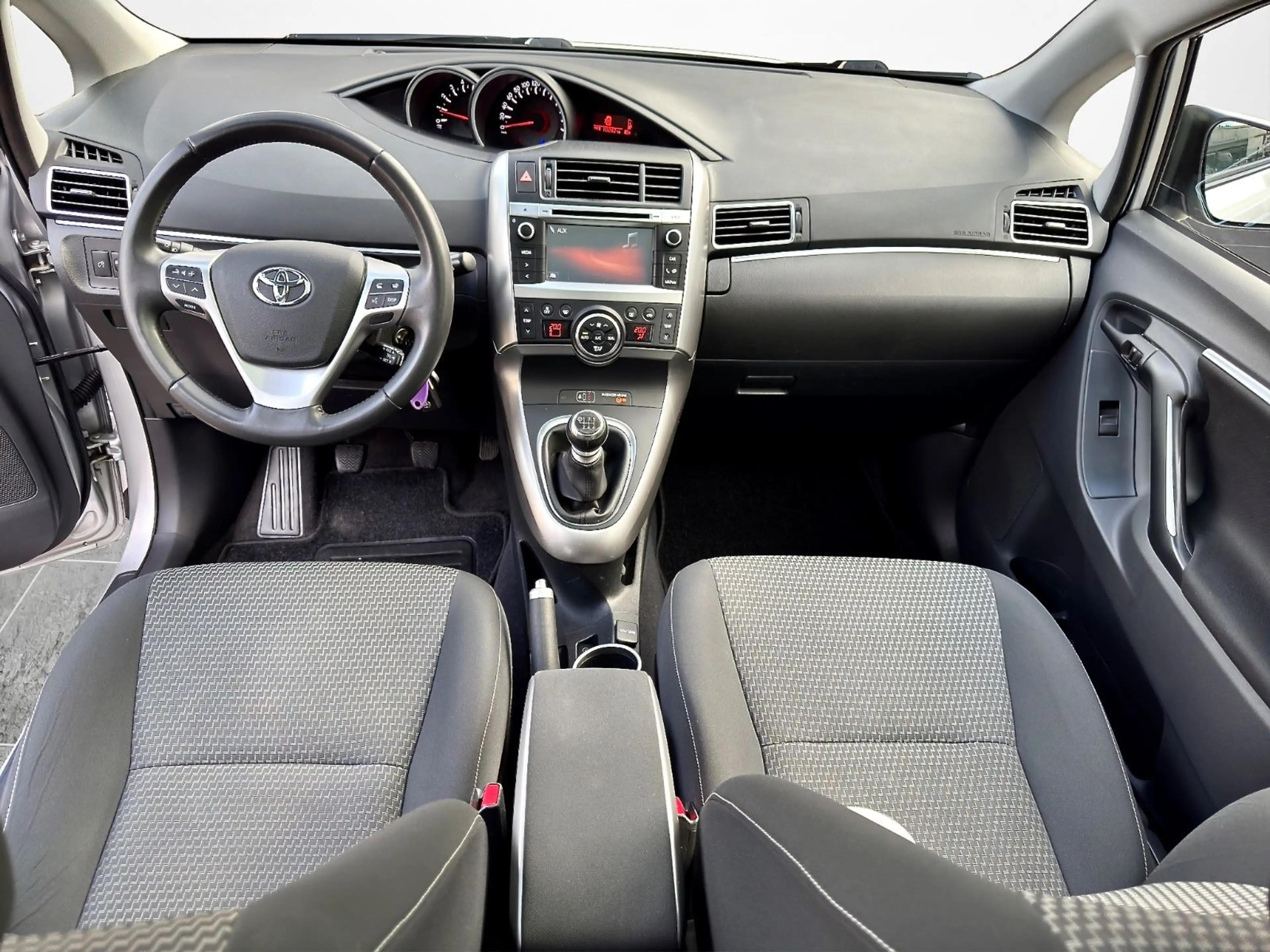 Toyota Verso 1.6 l*6 GANG*PANORAMA*NAVI*KAMERA*AHK* — photo 14