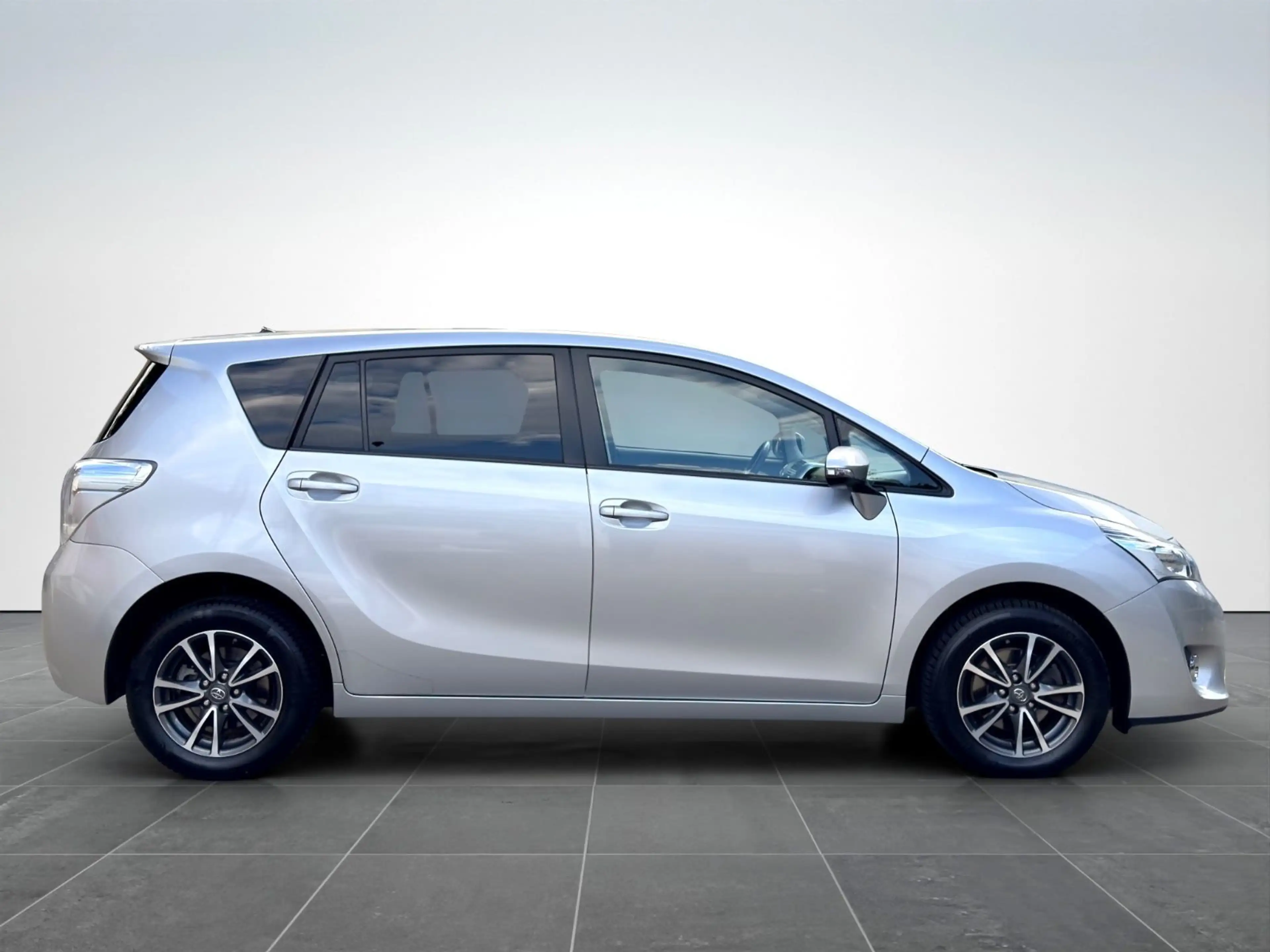 Toyota Verso 1.6 l*6 GANG*PANORAMA*NAVI*KAMERA*AHK* — photo 6