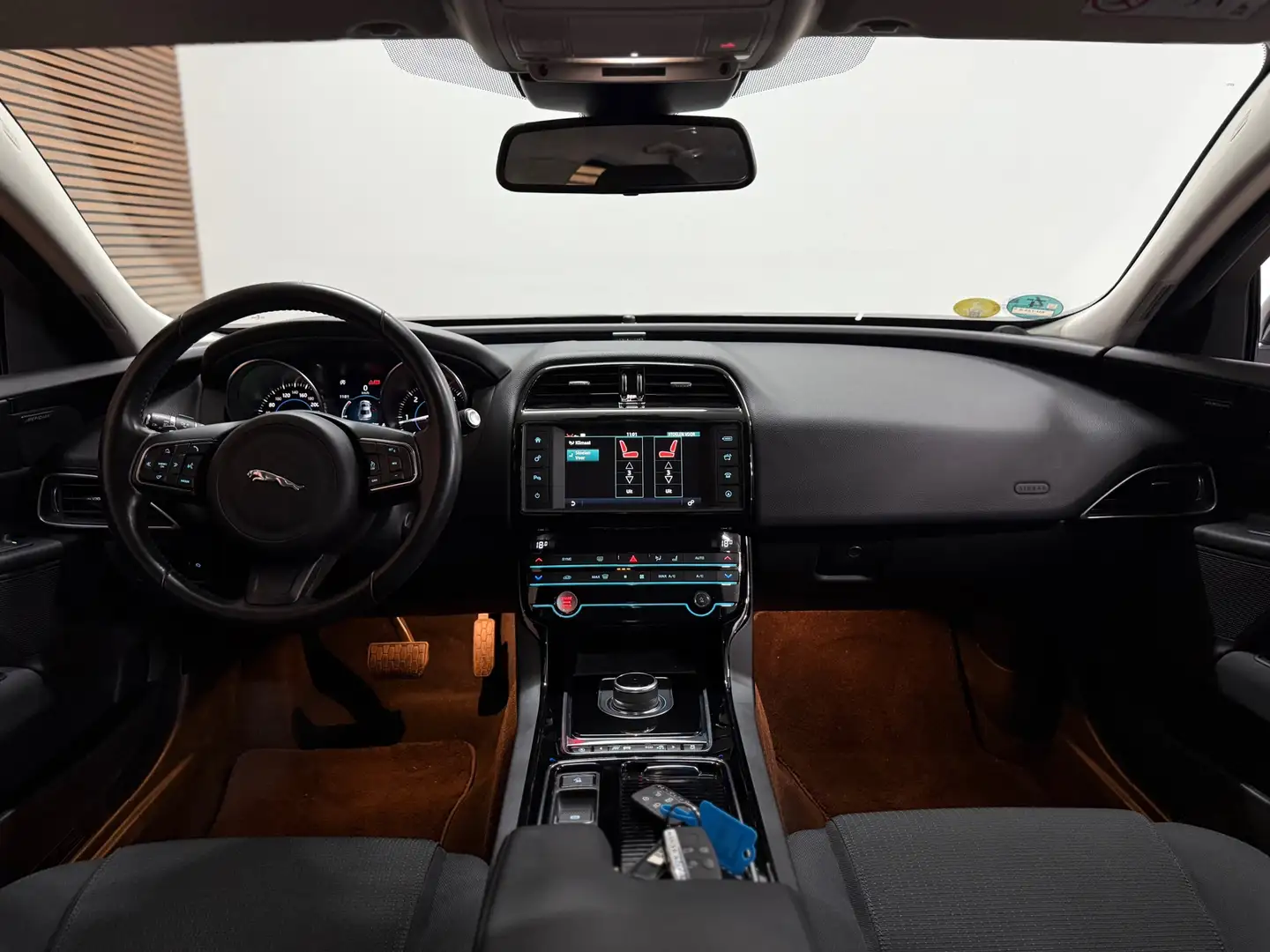 Jaguar XE 2.0 D Pure Pro Edition Automaat | Navigatie | Meri Schwarz - 2