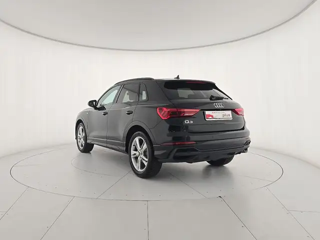 Audi Q3 view 3