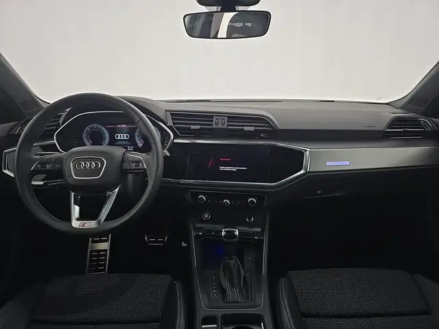 Audi Q3 view 11