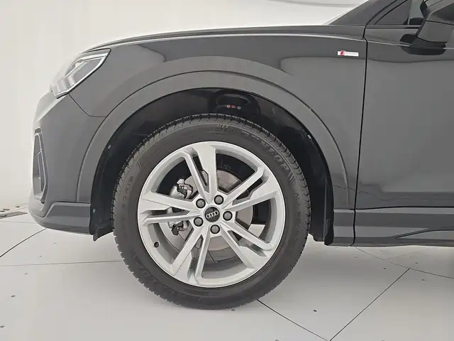 Audi Q3 view 8
