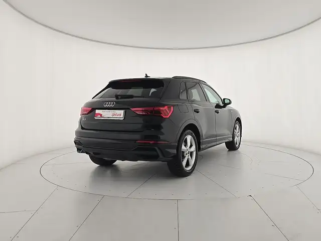 Audi Q3 view 5