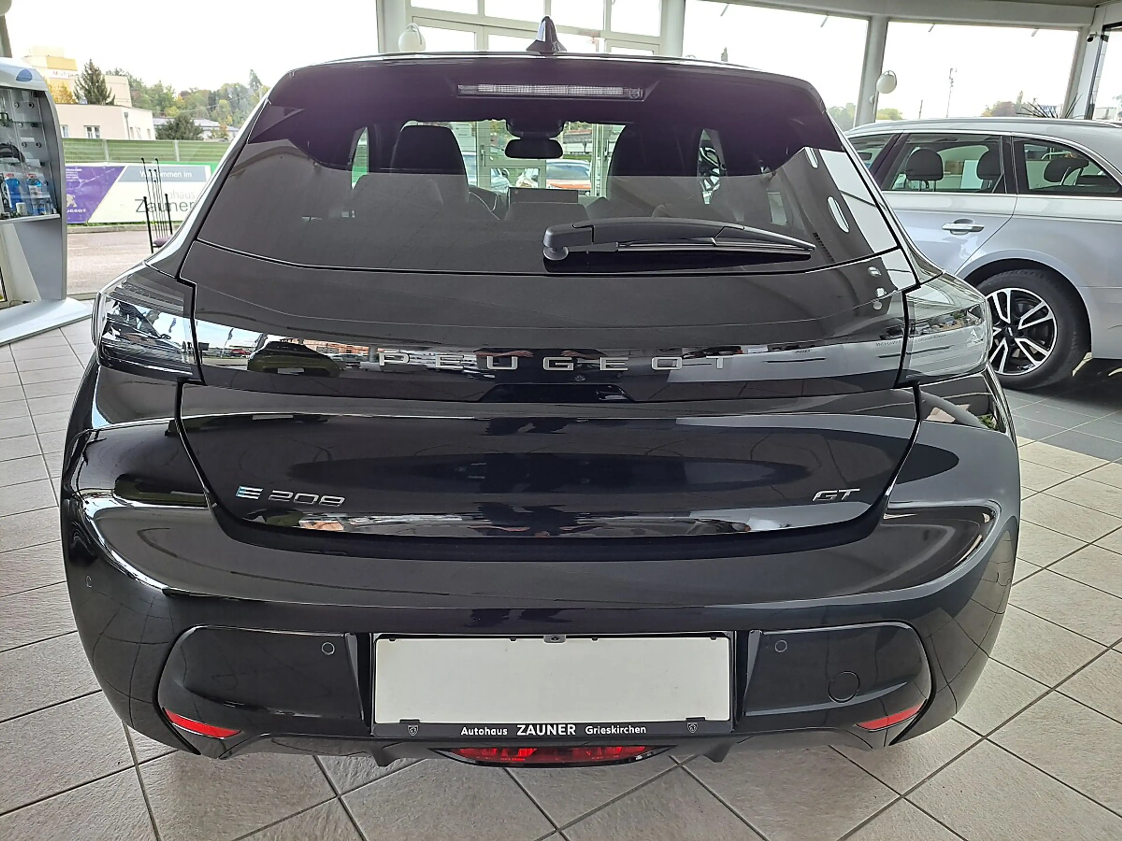 Peugeot e-208 156PS 51kWh GT — photo 4