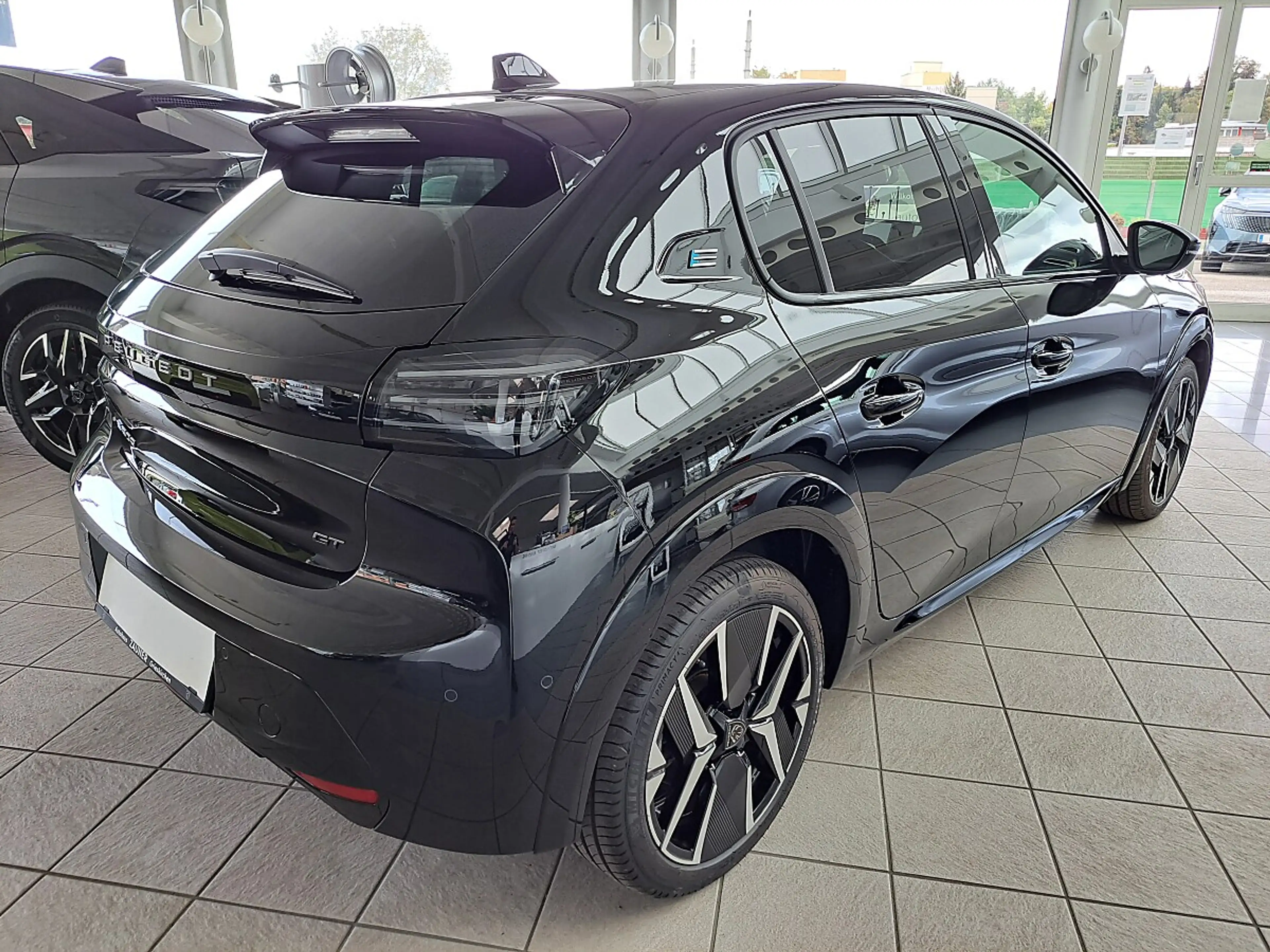 Peugeot e-208 156PS 51kWh GT — photo 5