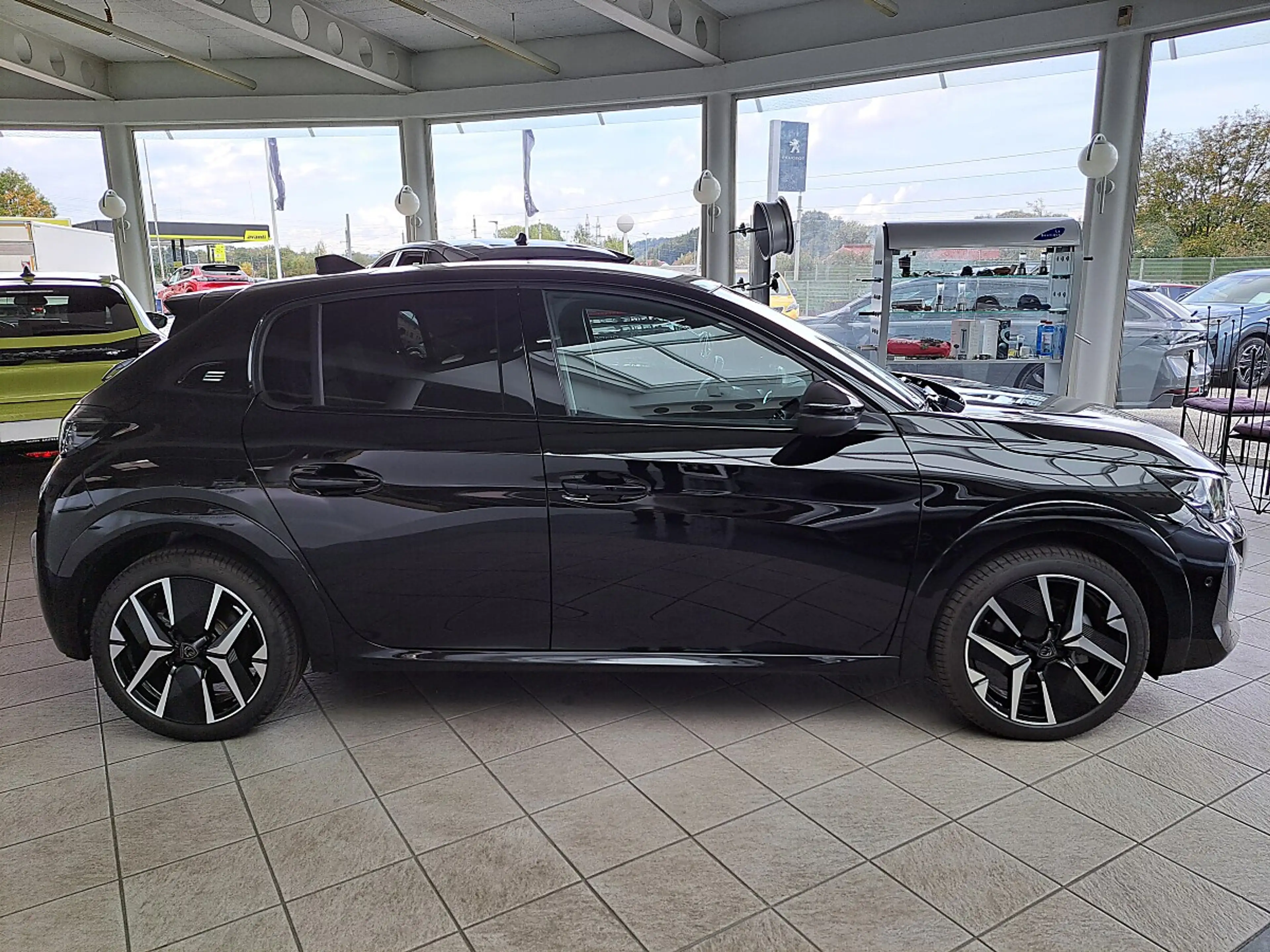 Peugeot e-208 156PS 51kWh GT — photo 6