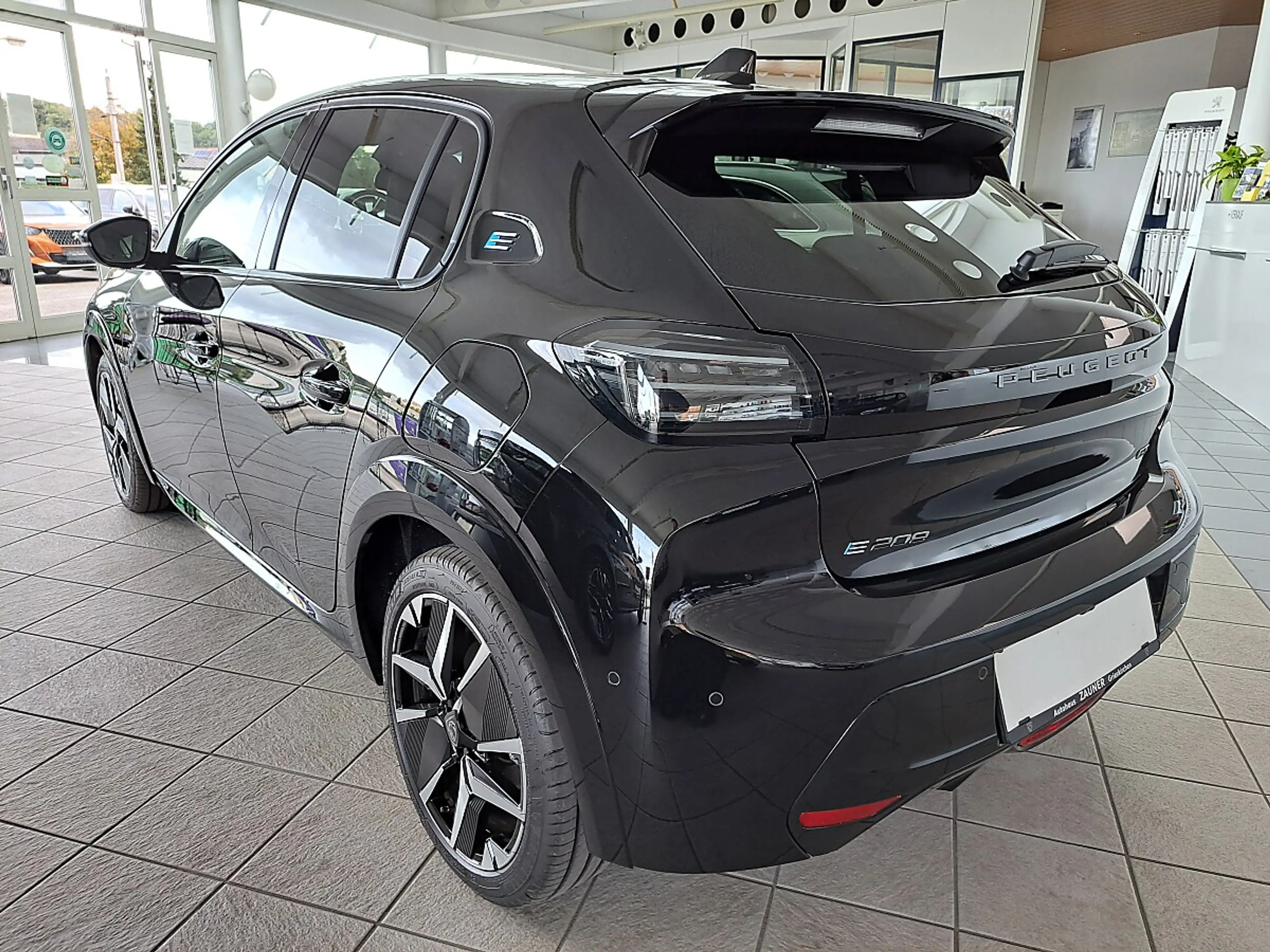 Peugeot e-208 156PS 51kWh GT — photo 3