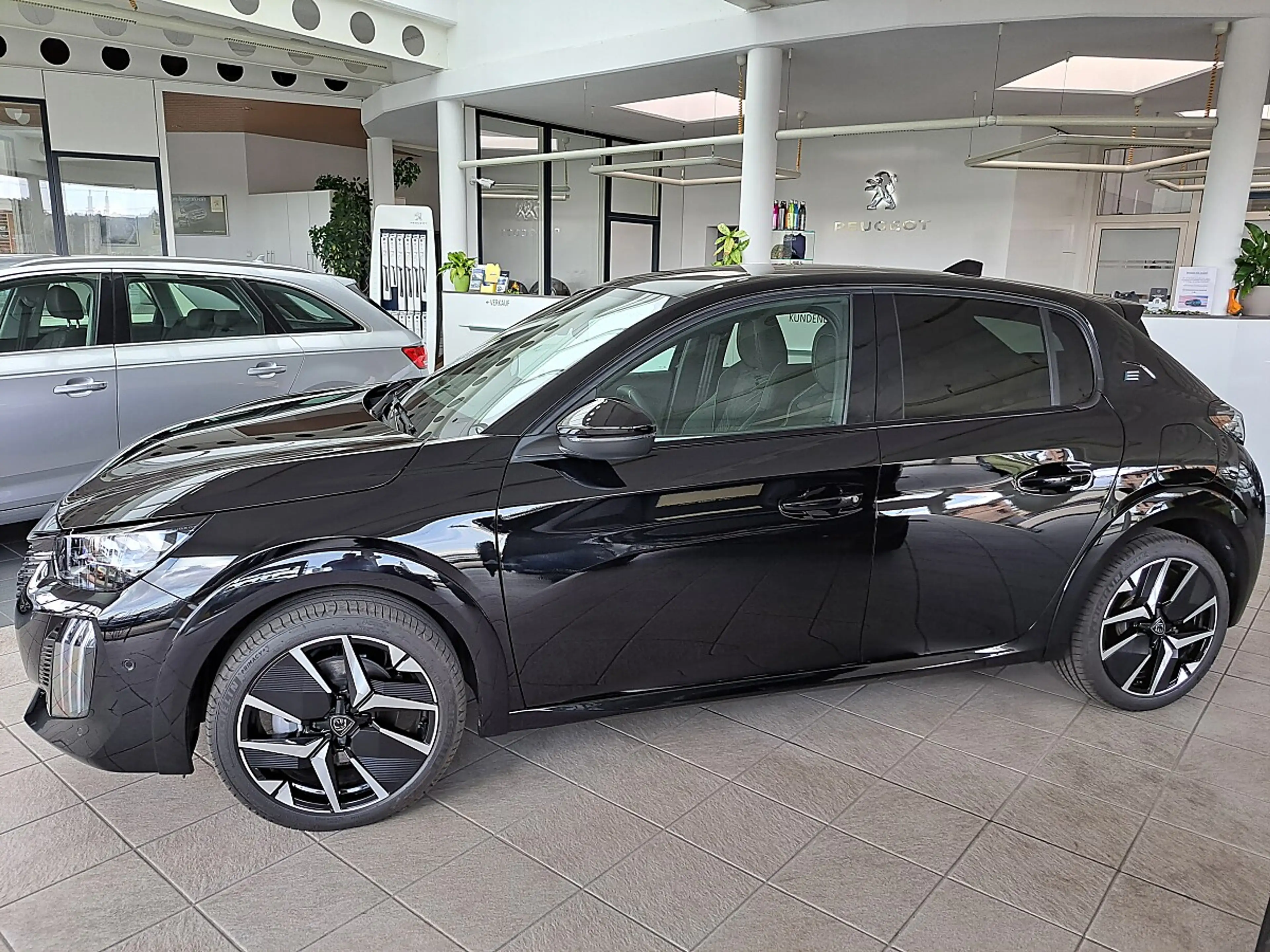Peugeot e-208 156PS 51kWh GT — photo 2
