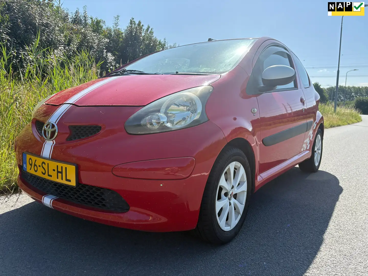 Toyota Aygo 1.0-12V + de auto is 3 deurs met airco goed onderh Rood - 1