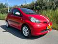 Toyota Aygo 1.0-12V + de auto is 3 deurs met airco goed onderh Rood - thumbnail 2
