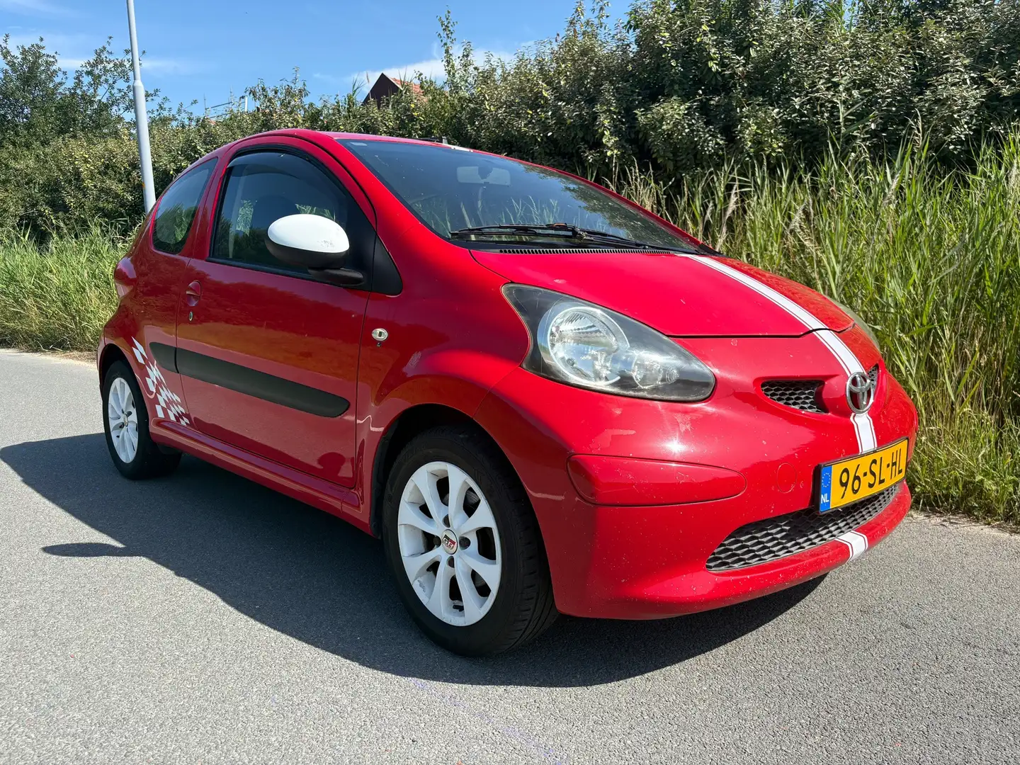 Toyota Aygo 1.0-12V + de auto is 3 deurs met airco goed onderh Rood - 2