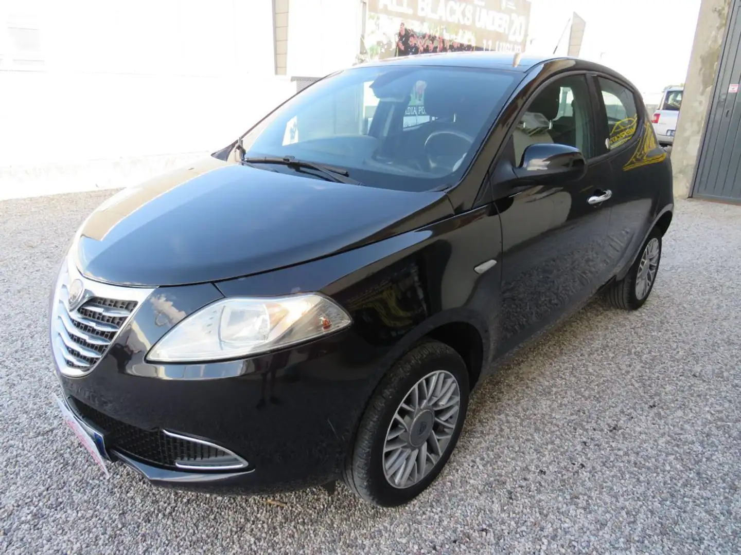 Lancia Ypsilon 0.9 TwinAir 85 CV 5P Metano Ecochic Silver Nero - 1