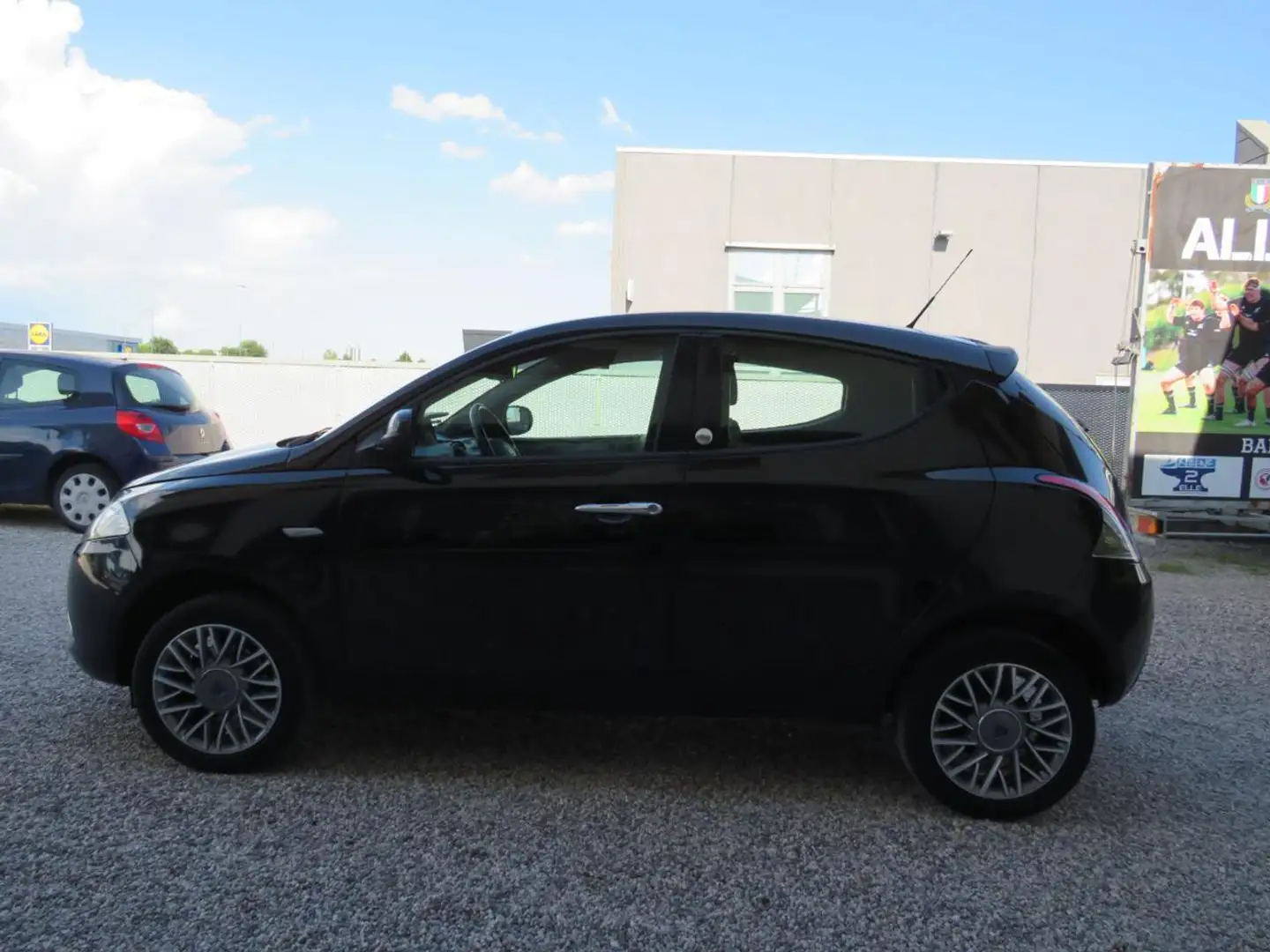 Lancia Ypsilon 0.9 TwinAir 85 CV 5P Metano Ecochic Silver Nero - 2