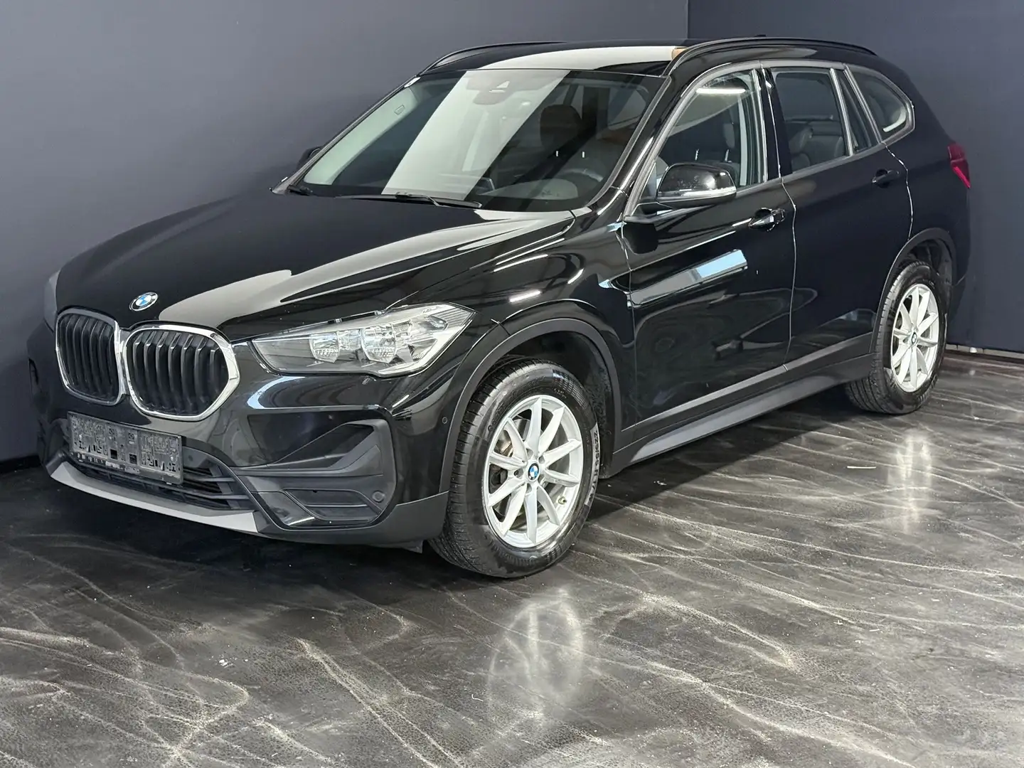 BMW X1 sDrive 18 d Advantage Schwarz - 1