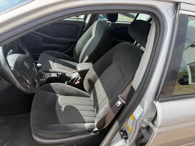 Jaguar X-Type view 5