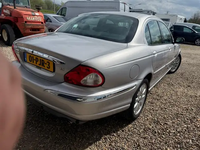 Jaguar X-Type view 4