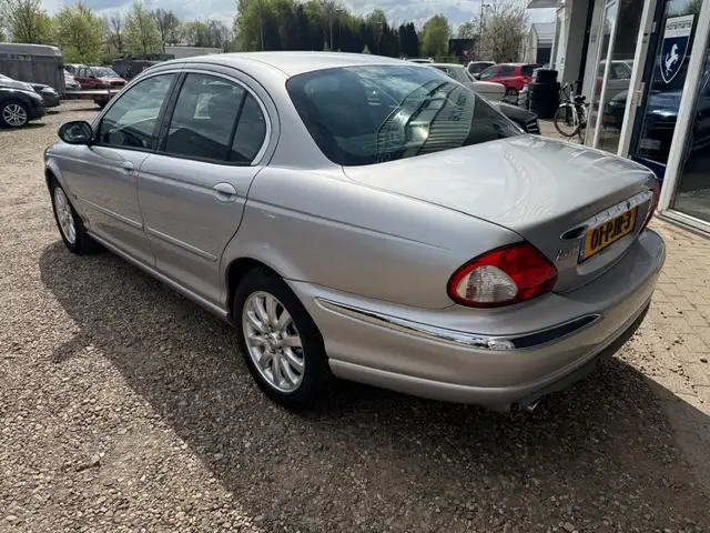 Jaguar X-Type view 3
