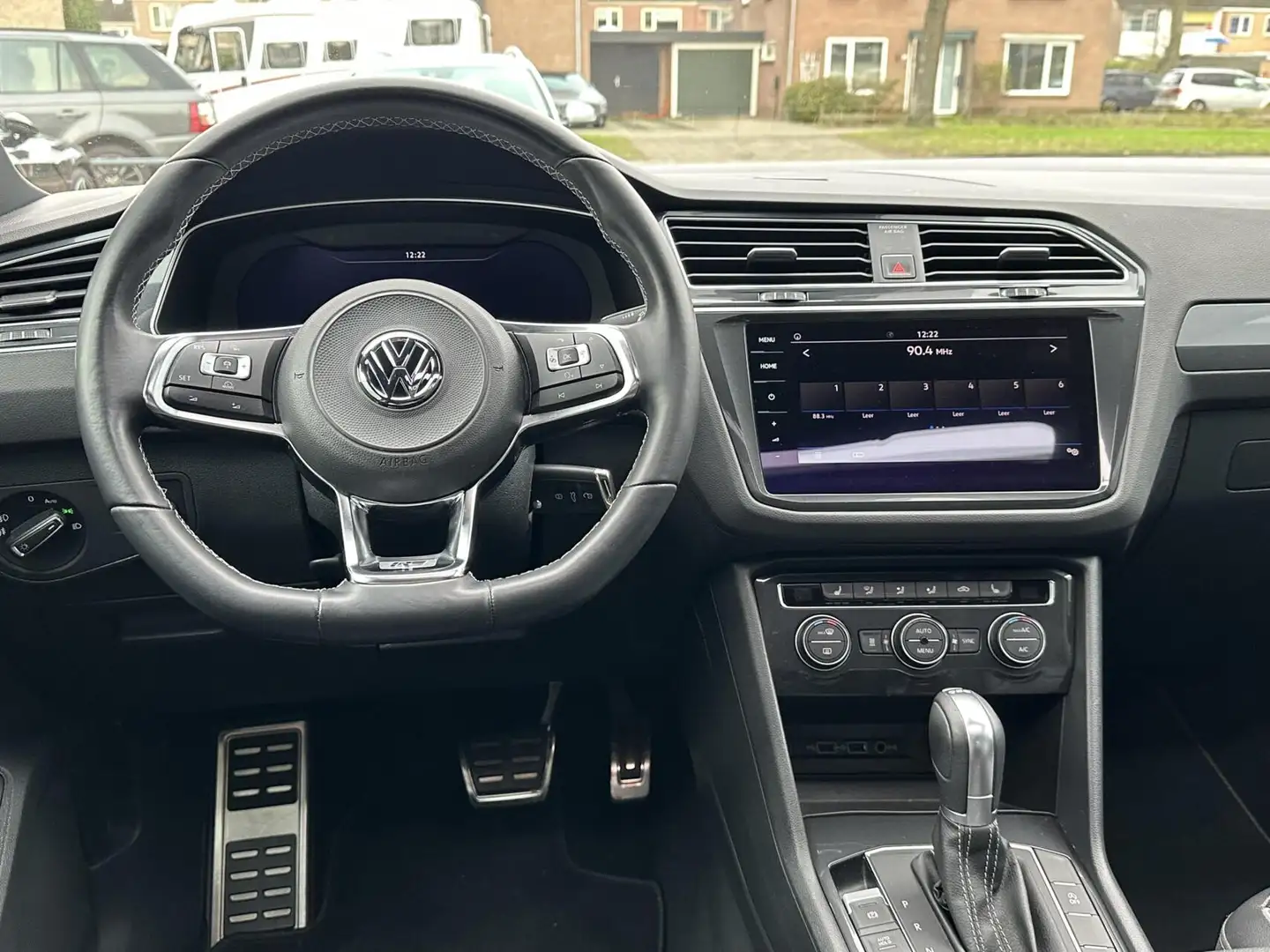 Volkswagen Tiguan 2.0 TSI 4Motion R-Line Led, Pano, Leer, Digidash, Grijs - 2