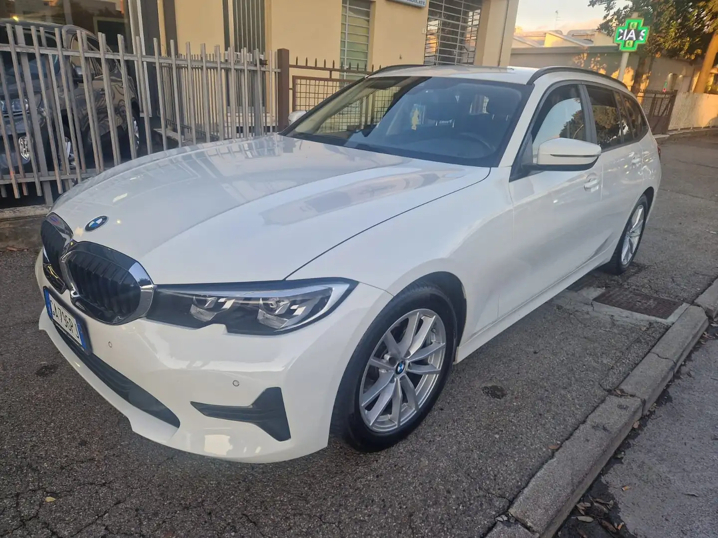BMW 320 320d Touring Business Advantage auto Bianco - 1