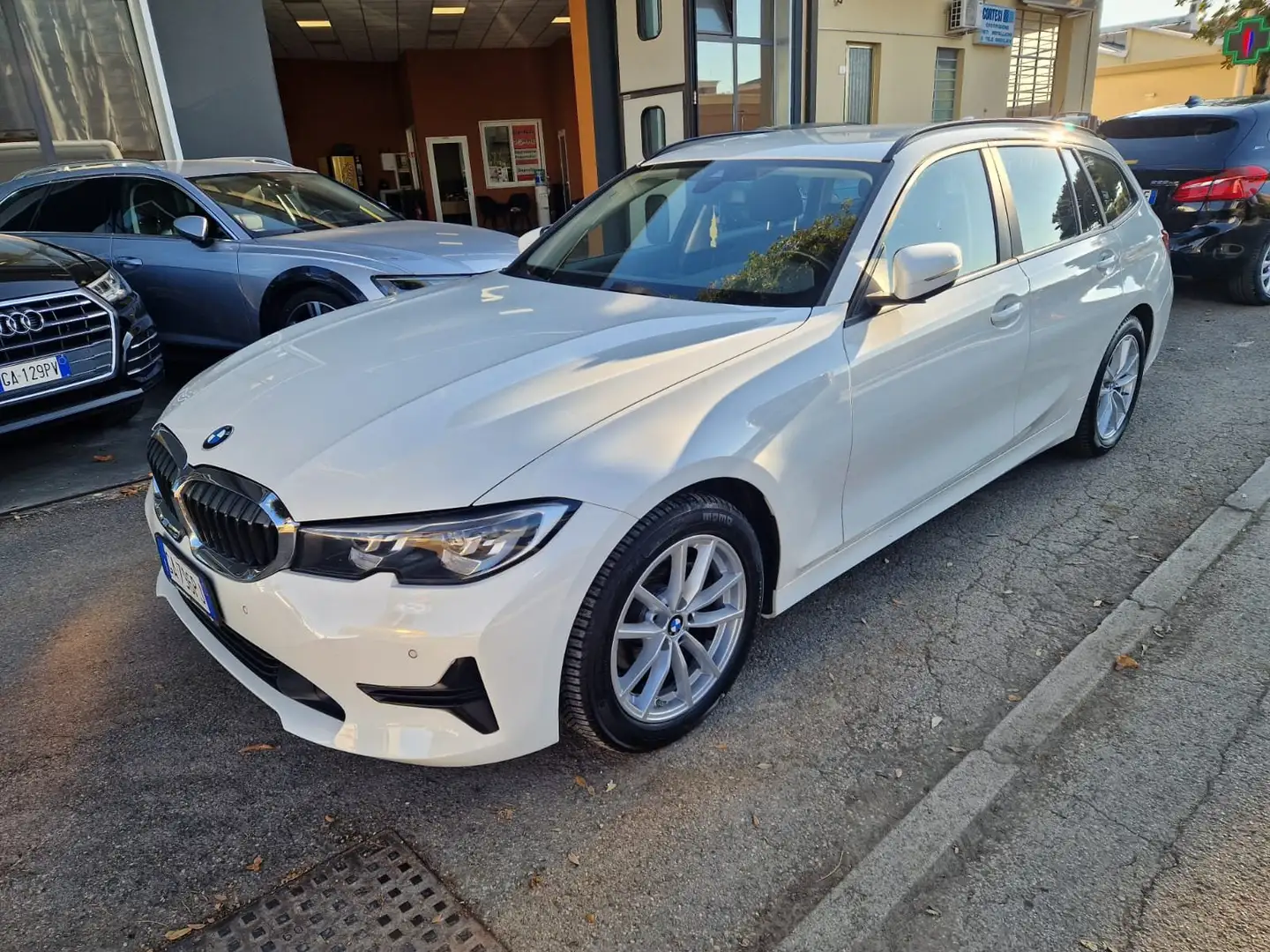 BMW 320 320d Touring Business Advantage auto Blanc - 1