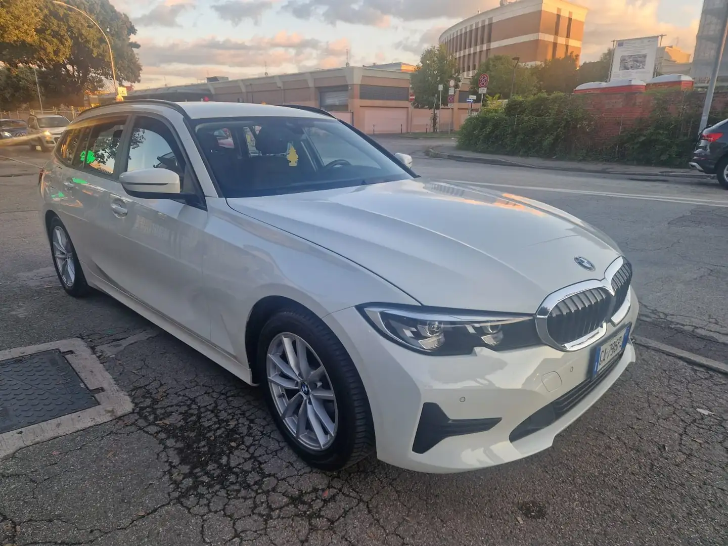 BMW 320 320d Touring Business Advantage auto Bianco - 2