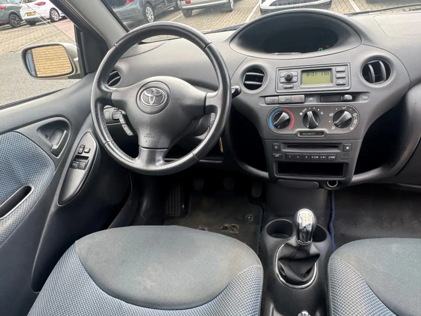 Toyota Yaris 1.3 VVT-i S-Line AIRCO LMV NAP APK RIJDT GOED Grijs - 2