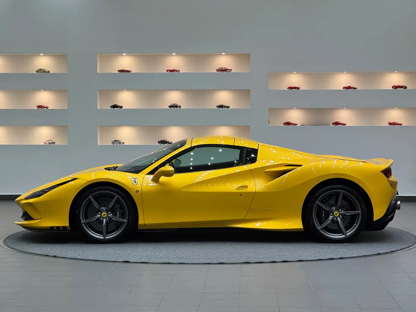 Ferrari F8 Spider *PPF*RacingSeats*Giallo Triplo Strato* Gelb - 2