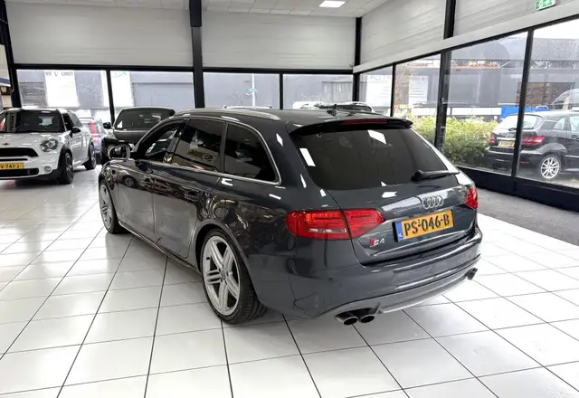 Audi A4 view 12