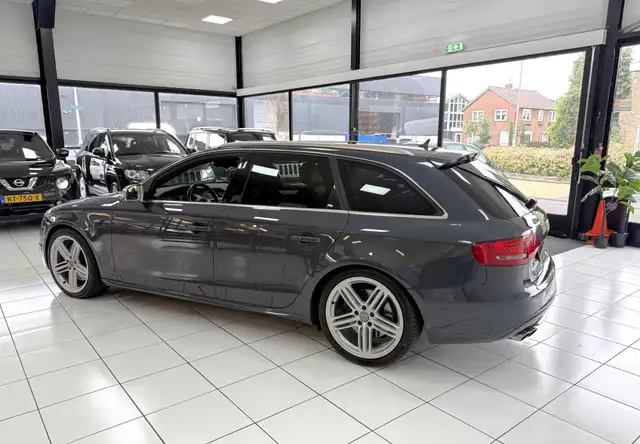 Audi A4 view 11
