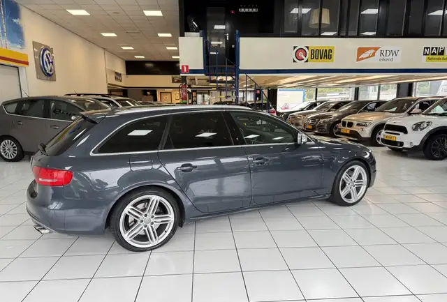 Audi A4 view 16