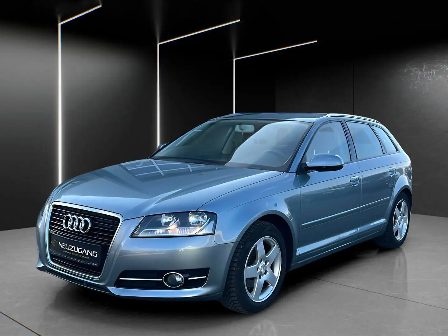 Audi A3 Sportback 1.2 TFSI Attraction *Shz*Klima* Grau - 2