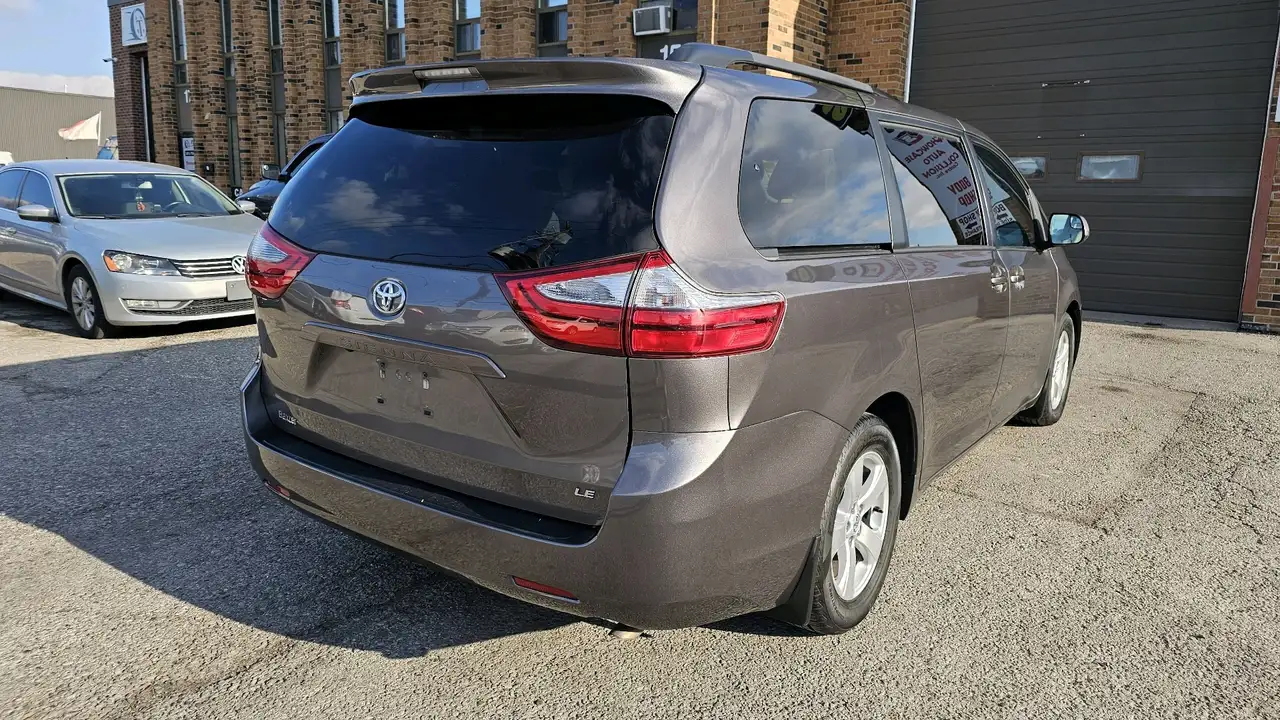 Toyota Sienna снимка Toyota Sienna