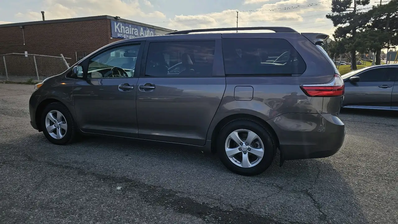 Toyota Sienna снимка Toyota Sienna