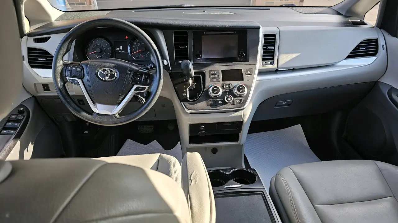Toyota Sienna снимка Toyota Sienna