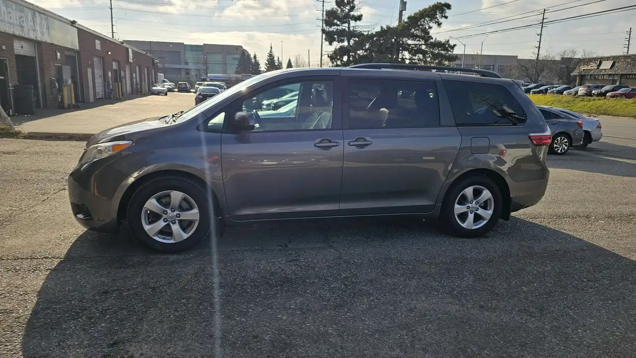 Toyota Sienna снимка Toyota Sienna