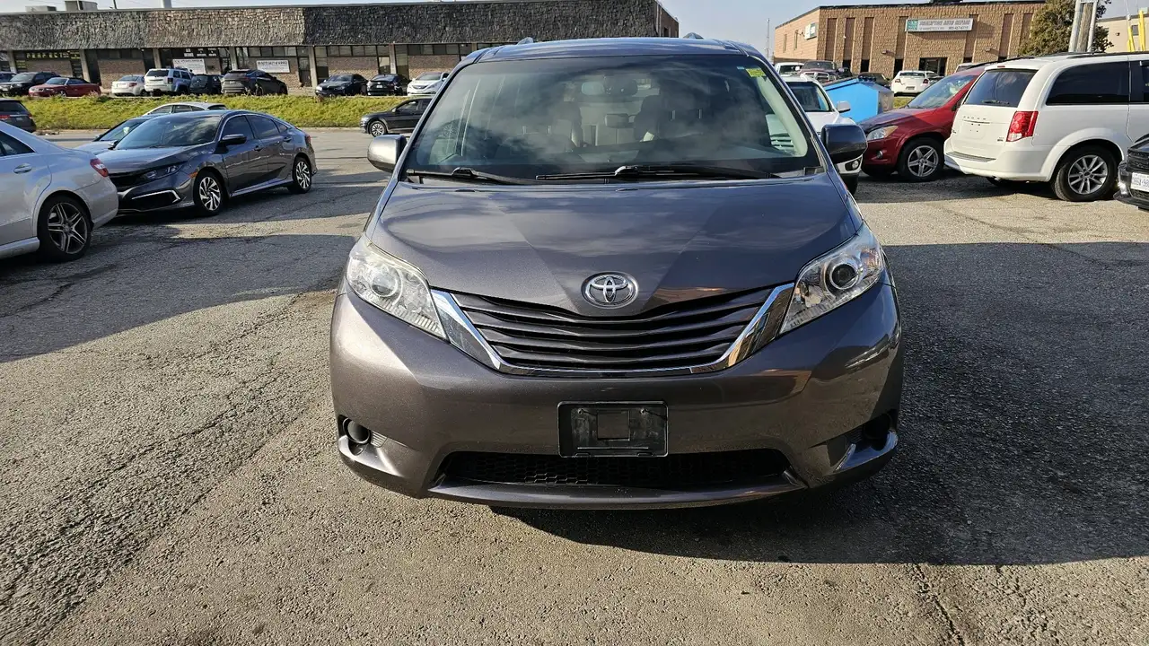 Toyota Sienna снимка Toyota Sienna