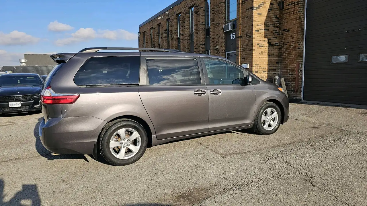Toyota Sienna снимка Toyota Sienna